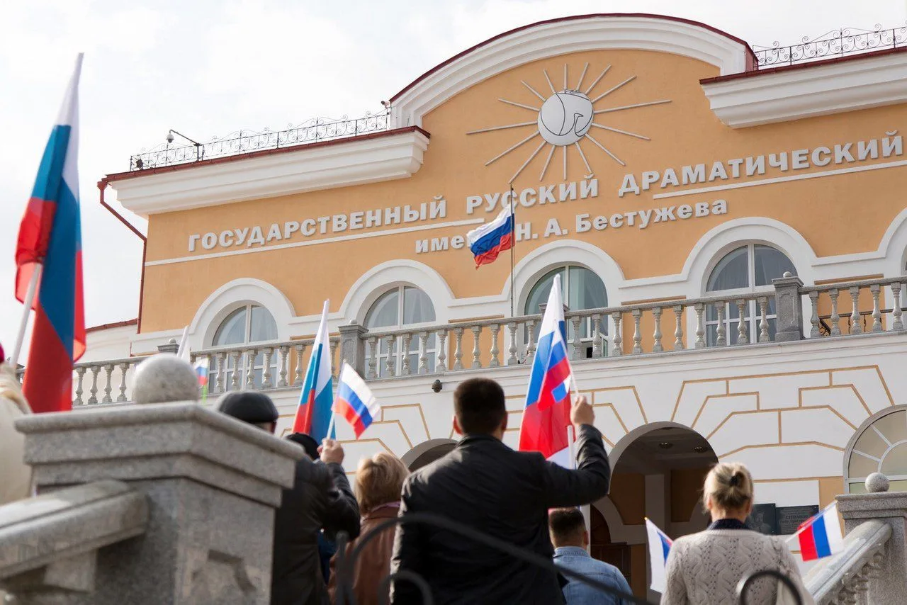 С Днём России, дорогие зрители!
Желаем всем нам мира, добра и уверенности в завтрашнем дне. Пусть в 