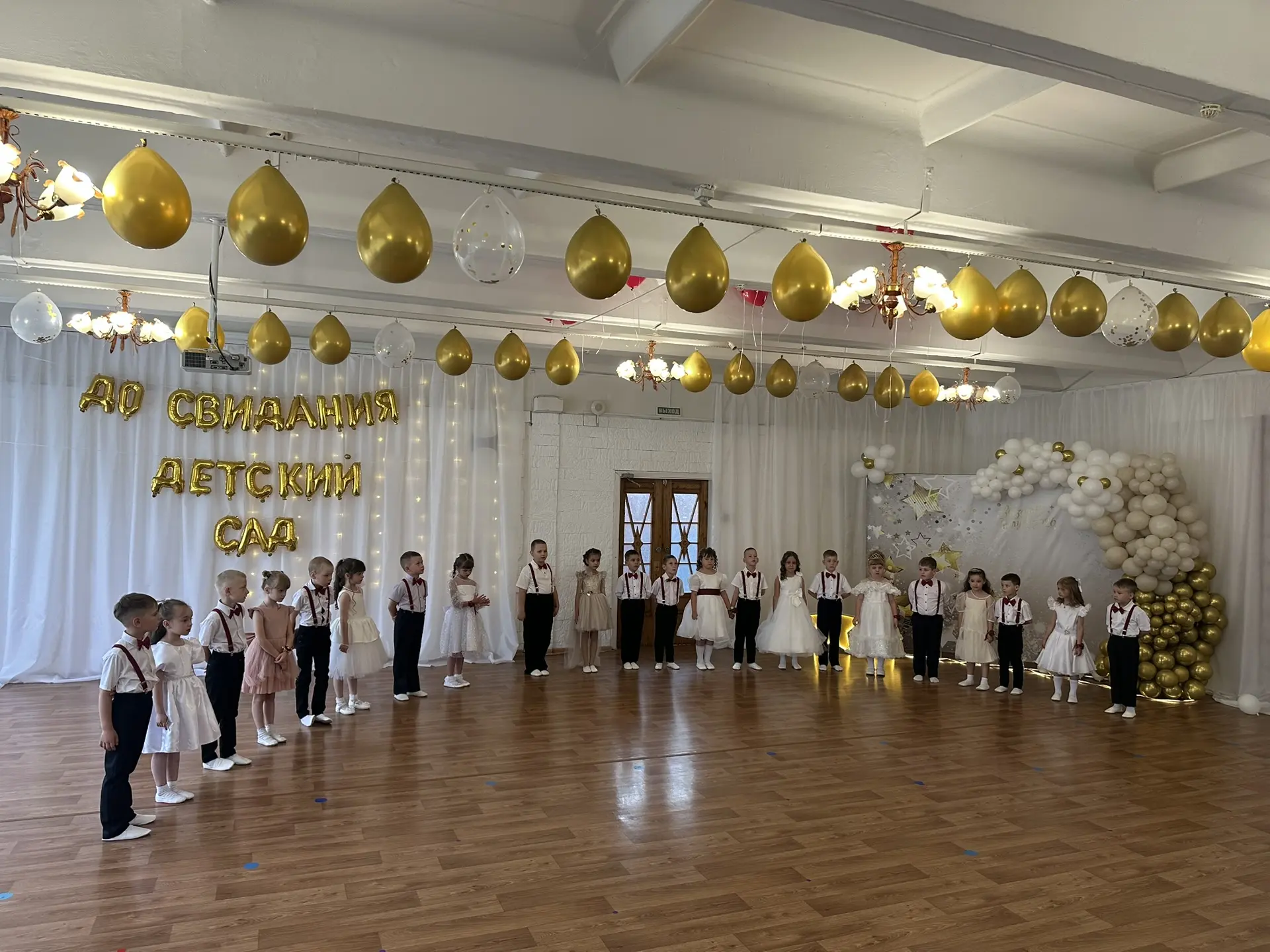 Дорогие наши выпускники! Сегодня вы все стали немножечко старше. Сегодня ваш первый вып...