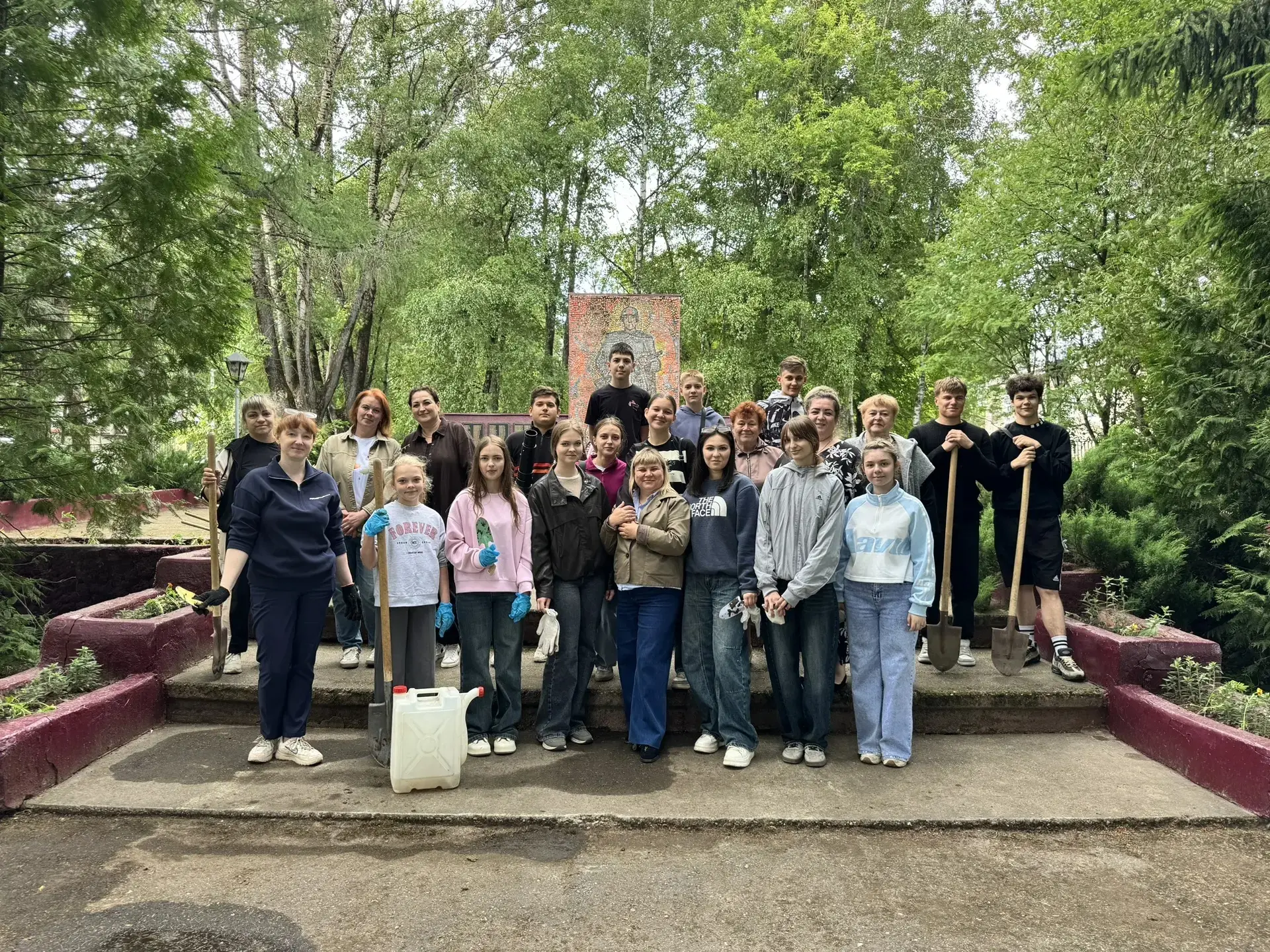 🌸 Цветы памяти: вместе делаем город красивее и сохраняем историю 🌸

Сегодня у мемориала воинам Вел