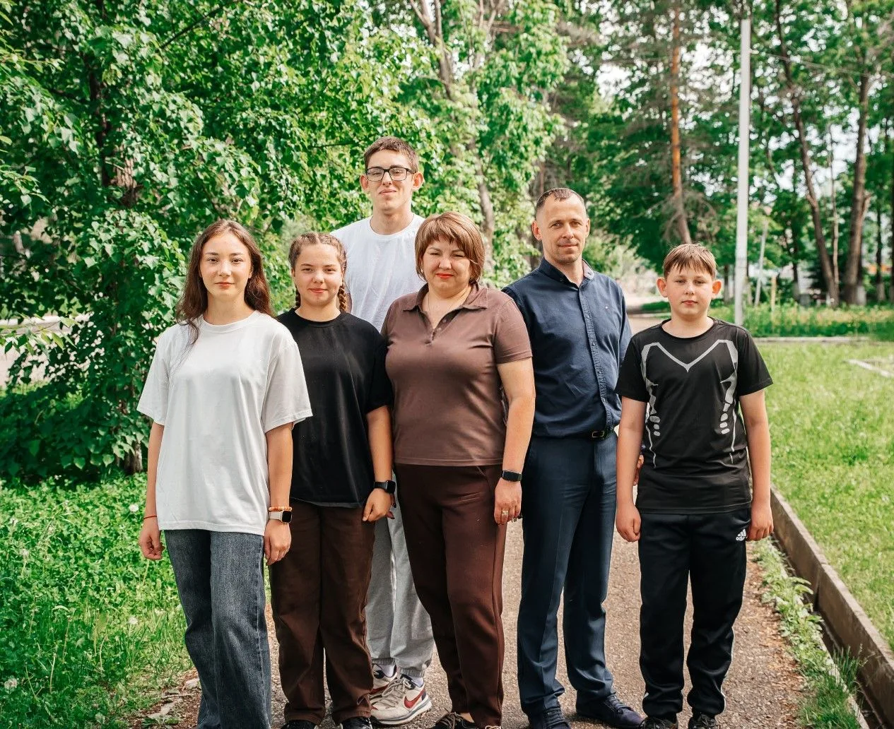 Фото номера, который хочется перечитывать дважды. 

На обложке — многодетная семья Тезиковых, которы