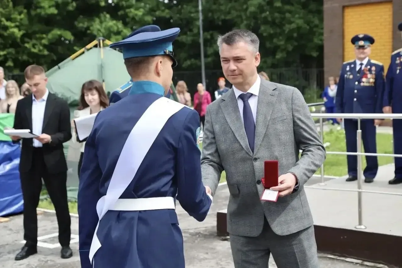 Дмитрий Захаров:  🔔Сегодня в республике важный и трогательный день — последний звонок.  🇷🇺Поздравил 