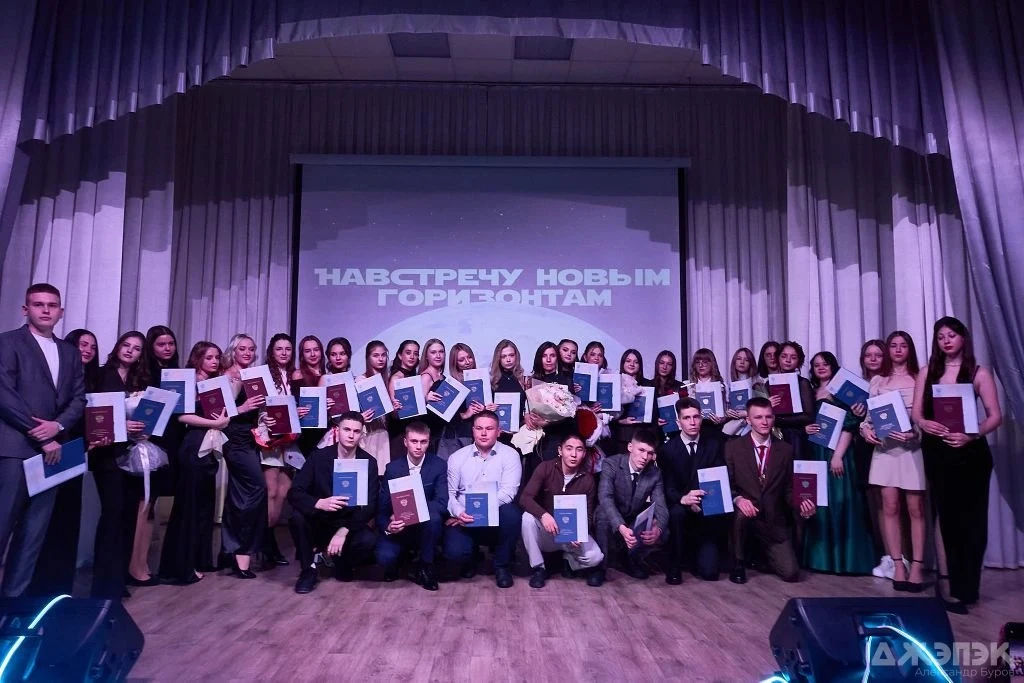 ✨ В добрый путь, выпускники!  Торжественно и грандиозно, словно космический корабль, готовый к обрат