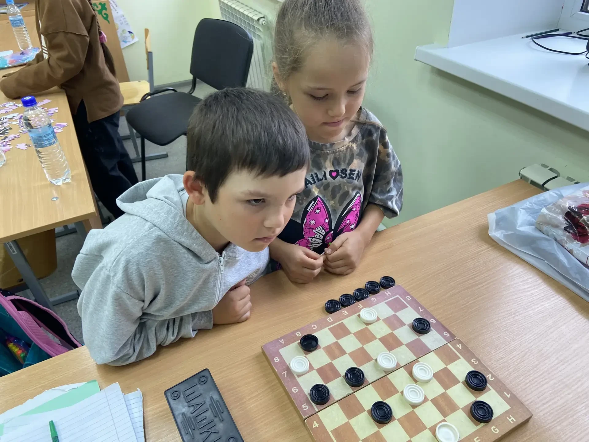 В эту дождливую погоду для детей нет лучше настольных игр.         
                                