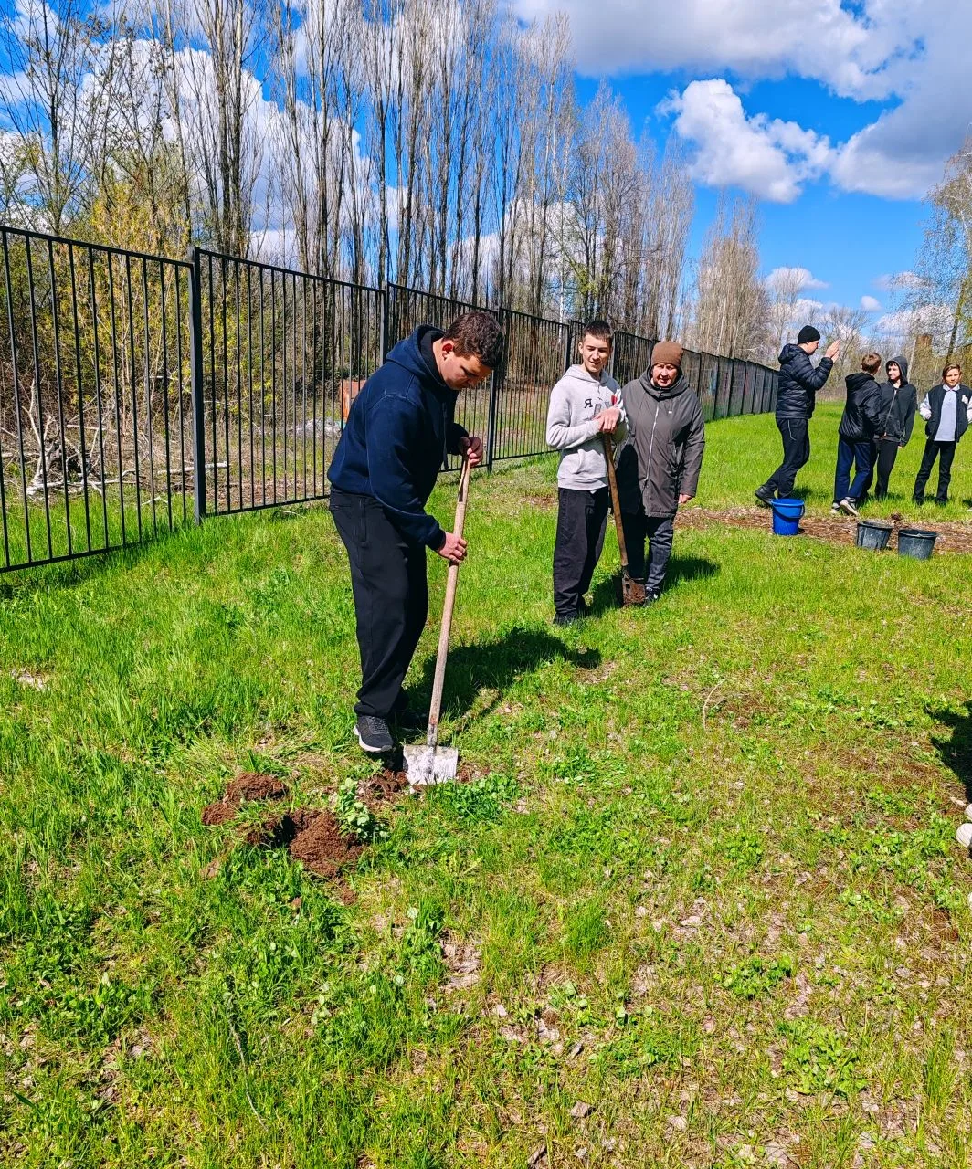 🌳 Наши выпускники вместе с учащимися 7 класса приняли участие в замечательной акции — заложили сад 