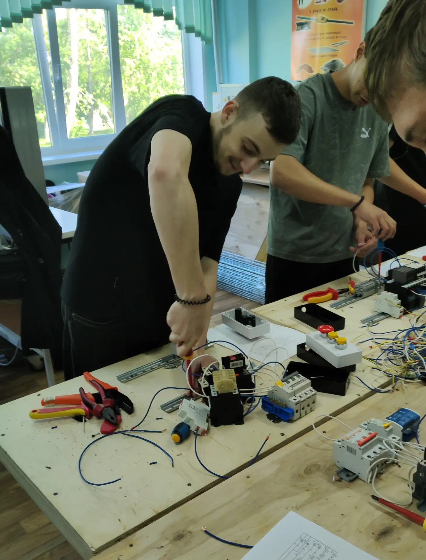 💡🔌 Первая учебная практика

 🎓 У студентов 1 курса Промышленно-технологического колледжа по профе