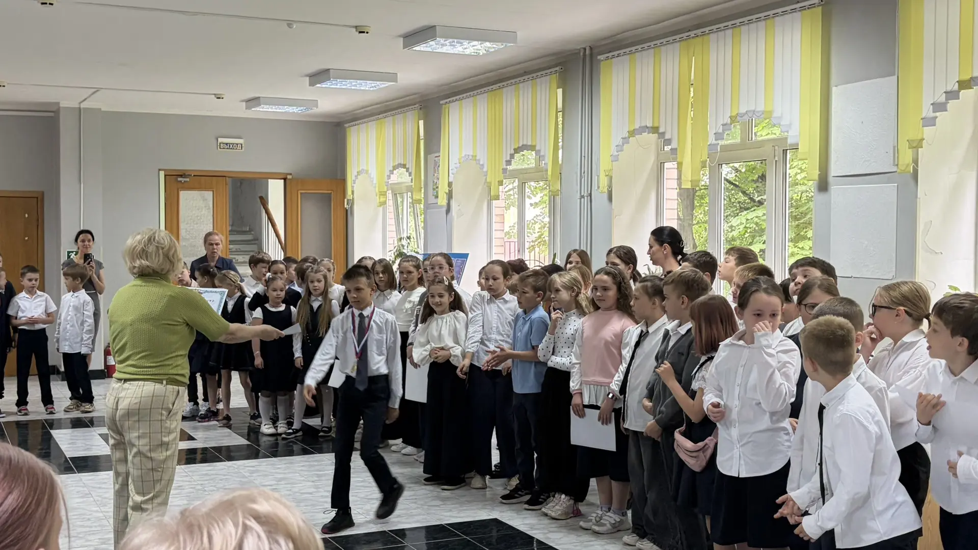 Две линейки, одни ценности: гордость за нашу школу!  В нашей школе прошли традиционные торжественные