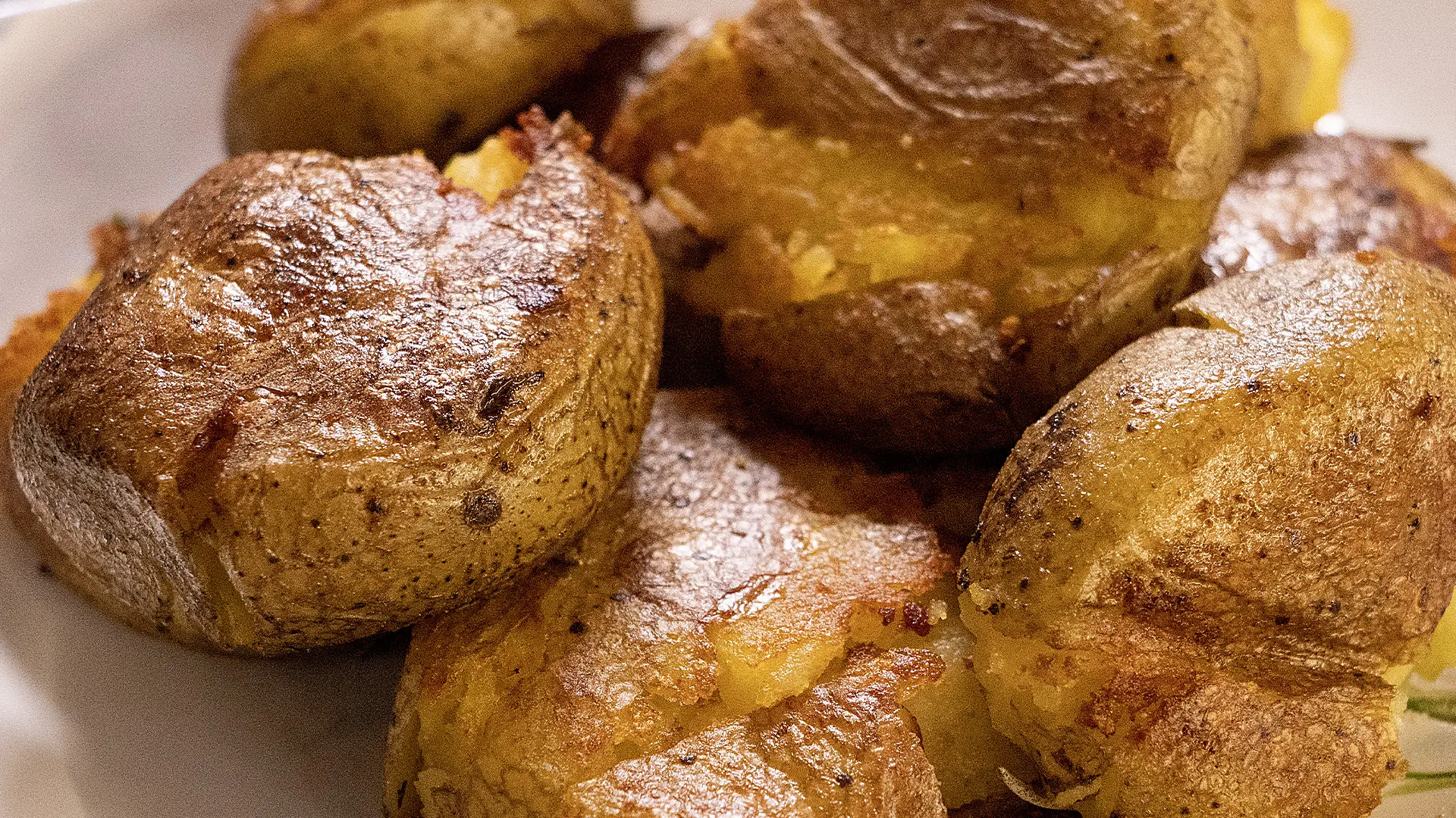 Ароматный картофель с розмарином и чесноком

Ингредиенты:
Картофель
Розмарин
Сухой бульон
Чеснок
Сли
