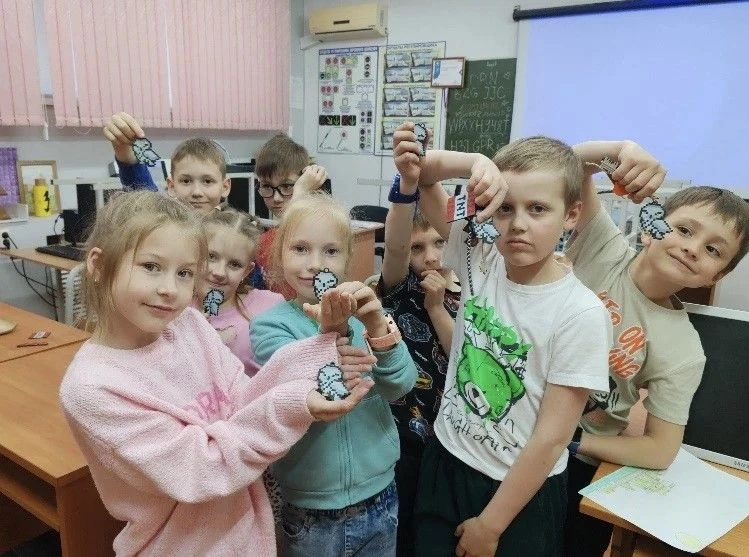 На занятиях по 3-D моделированию ребята сконструировали себе вот такие брелоки 🦉 А потом распечатал
