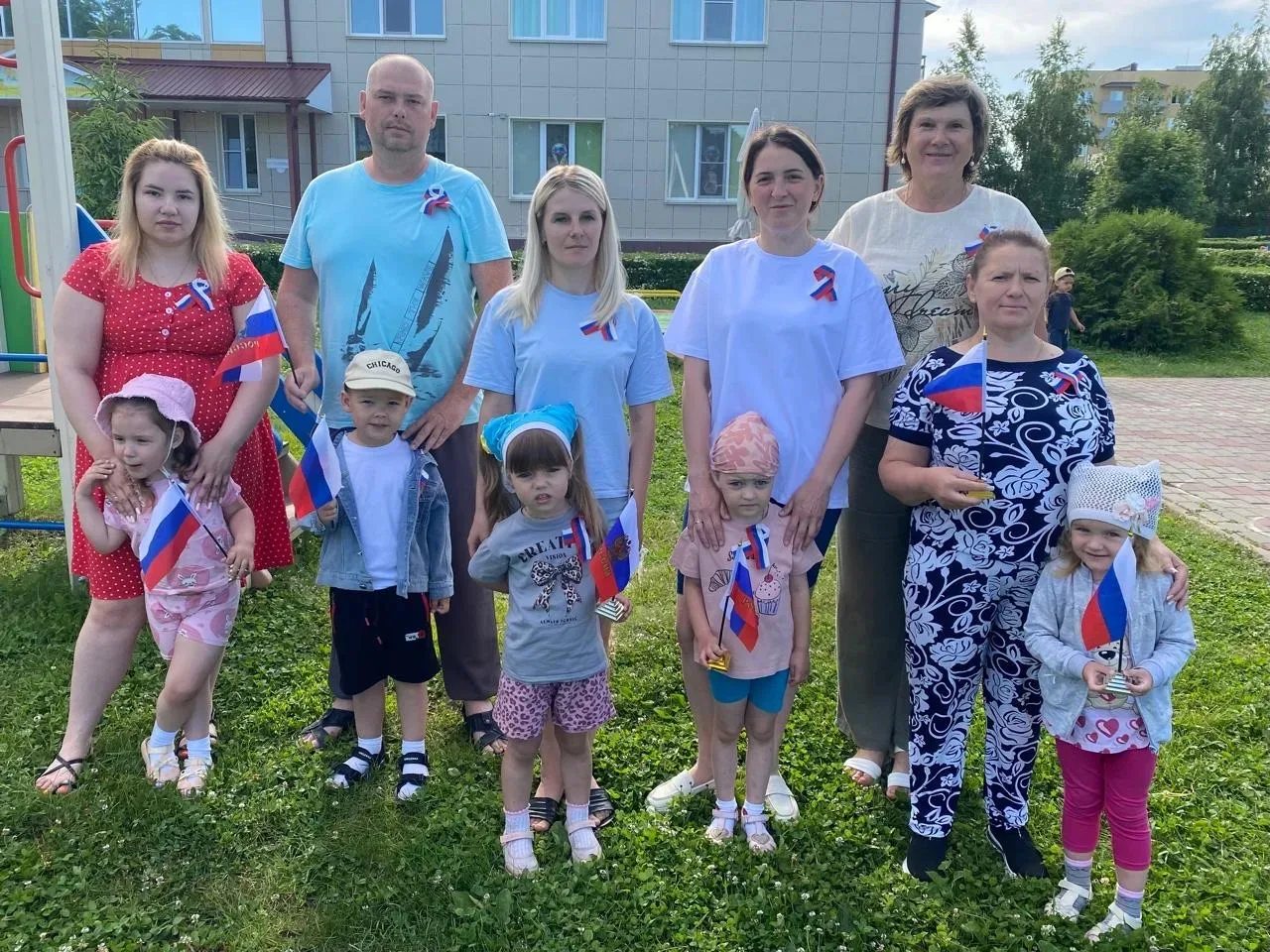 «Российский триколор»🇷🇺🇷🇺🇷🇺Малыши 👶 и малышки 👧 2 младшей группы «Ладушки»👏👏�...