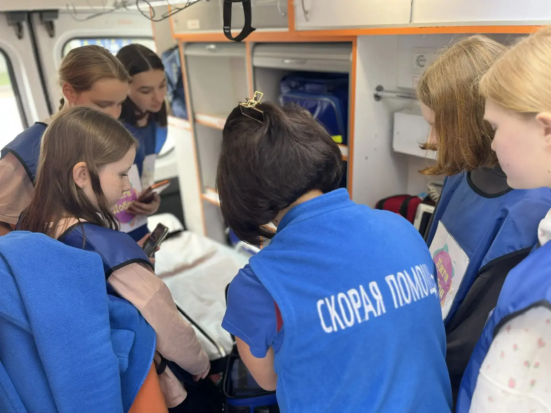 Герои рядом  🚑 Вчера для волонтёров школьной «Лиги добра» прошёл особенный «Урок мужества» — его про