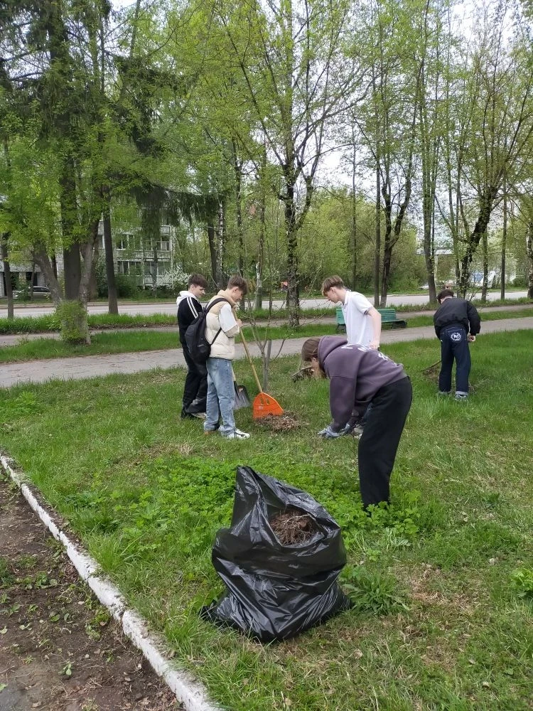 🧹🔨🗑Сегодня гимназисты 8 "Б" класса с классным руководителем Е. А. Бородулиной принял...