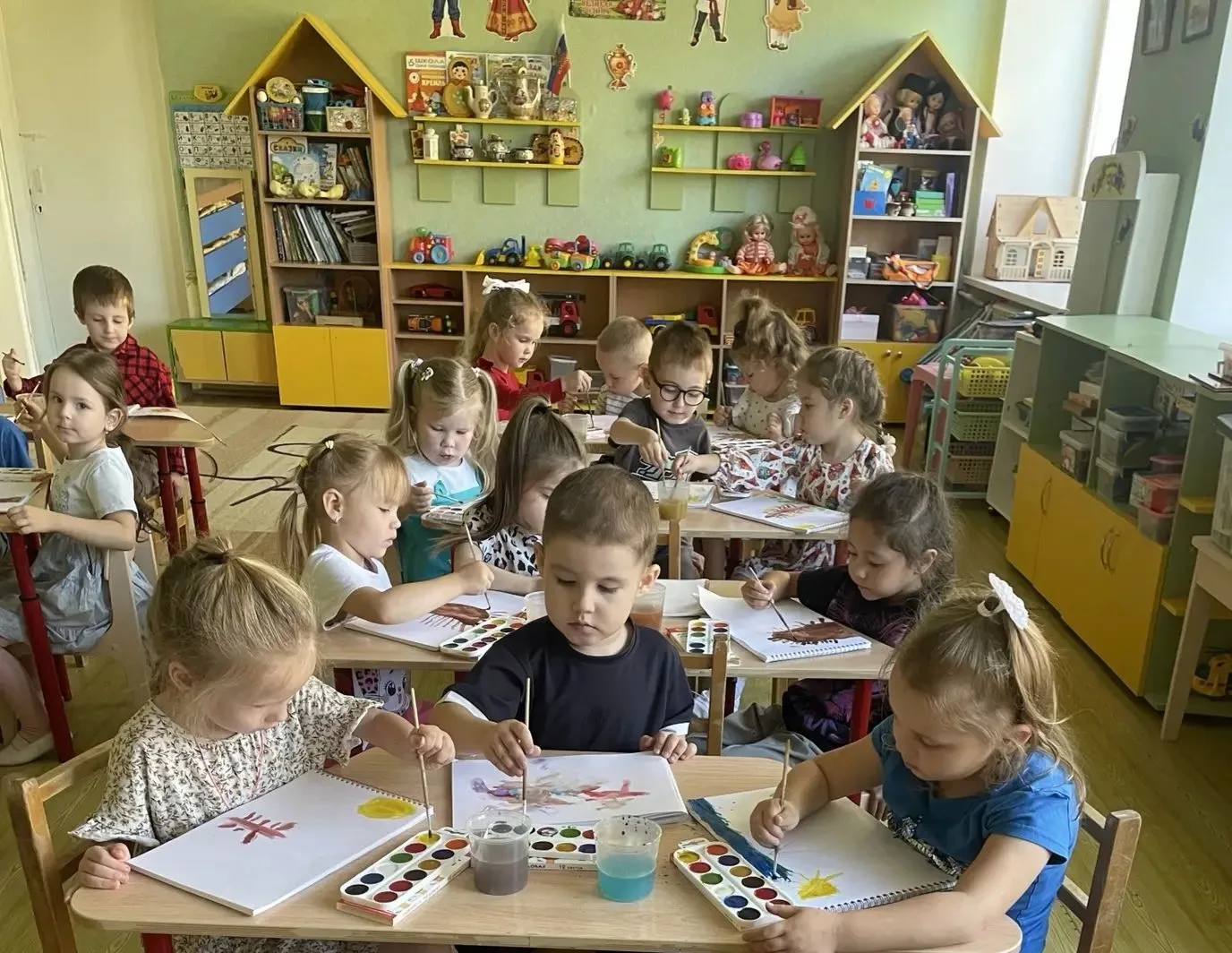Дети старшей группы 1 превратились в настоящих художников.