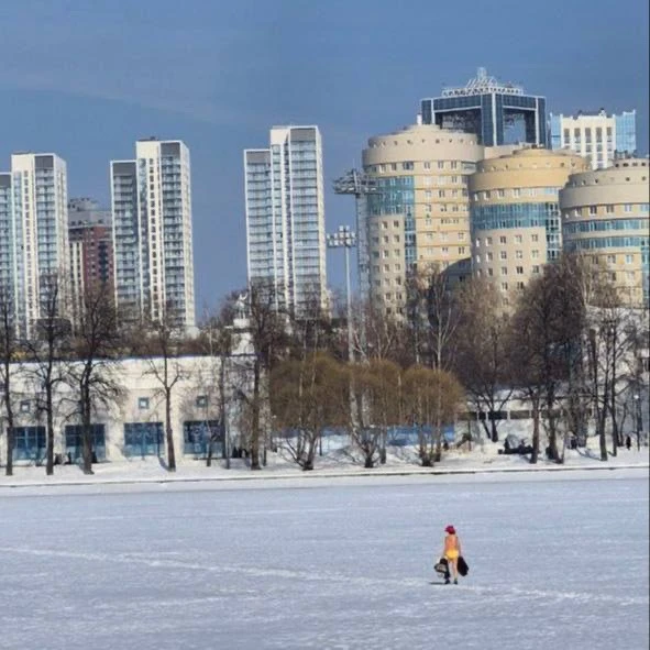 На городском пруде заметили женщину в красной шляпке и купальнике.