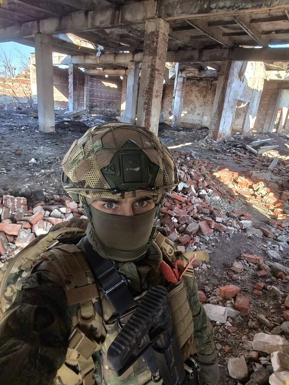 На зачищенном объекте. Шлю огромный привет родным! Мы вернёмся с победой 🇷🇺