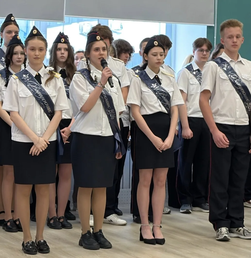 Сегодня в нашей школе прошла трогательная и немного волнительная торжественная линейка, посвященная 