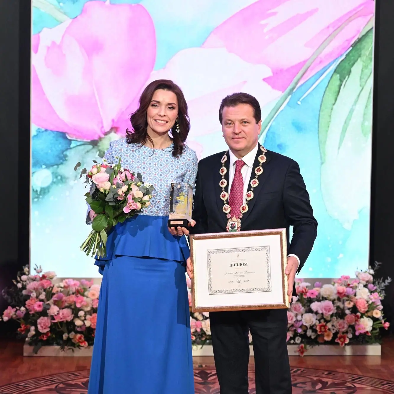«Как здорово, что все мы здесь сегодня собрались» 🤍🌷  В Казанской Ратуше вчера наградили победителей