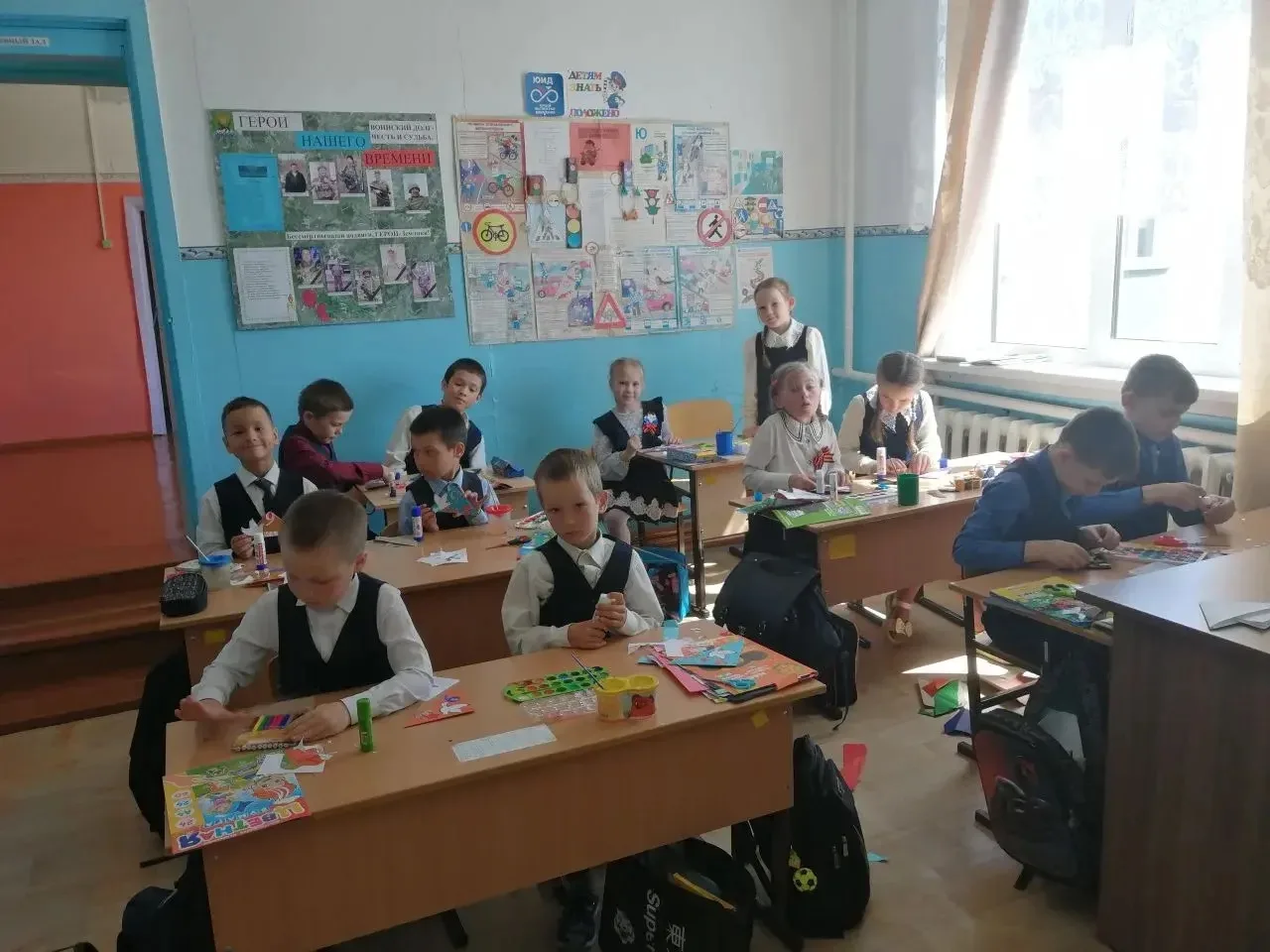 В преддверии 9 Мая учащиеся с особым трепетом создают открытки для ветеранов.  Ребята вкладывают не 