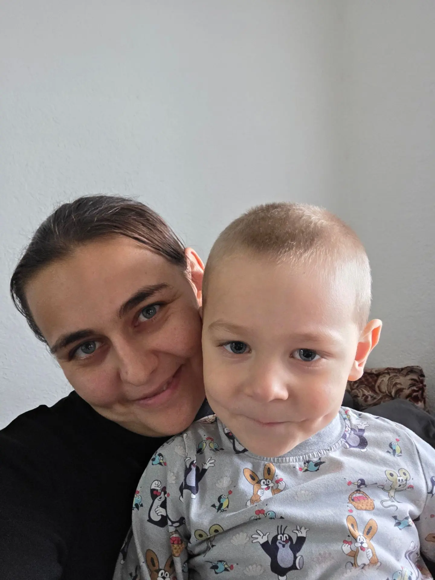 Пока папа восстанавливается после заливки армопояса, мы с Максимом играем в настольные ...