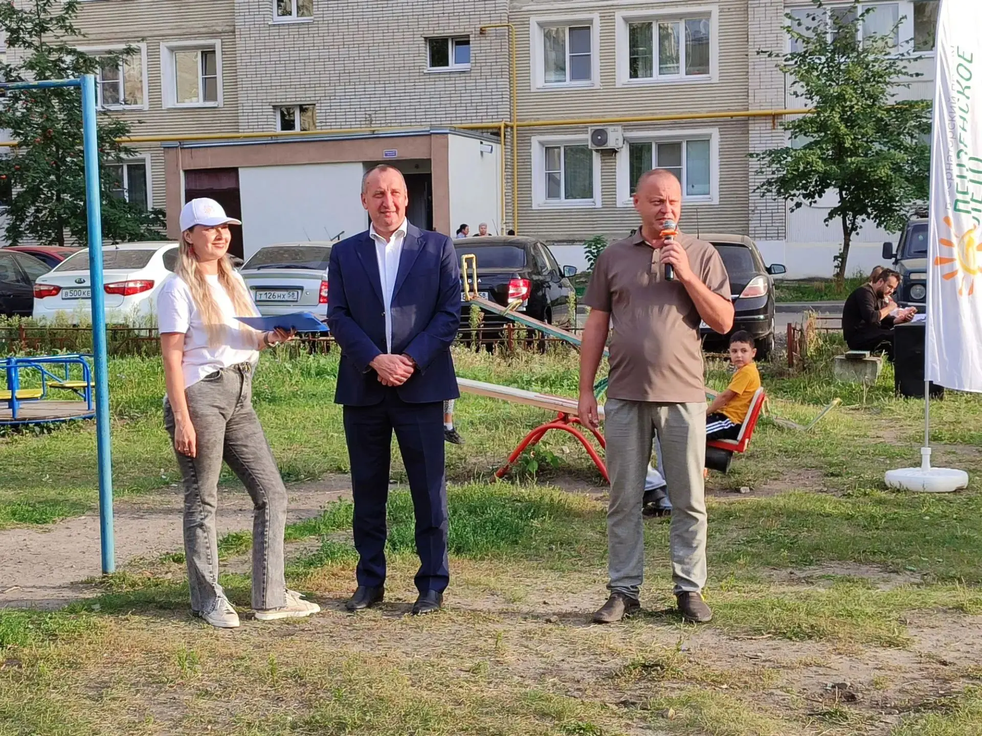 Лето закончилось, но праздники во дворах продолжаются.