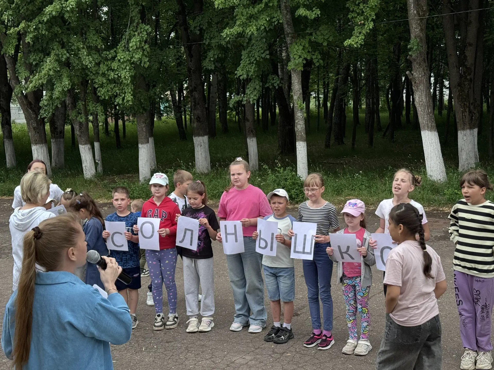 Сегодня, в разгар летних каникул, в стенах нашей школы вновь зазвучали детский смех, музыка и радост