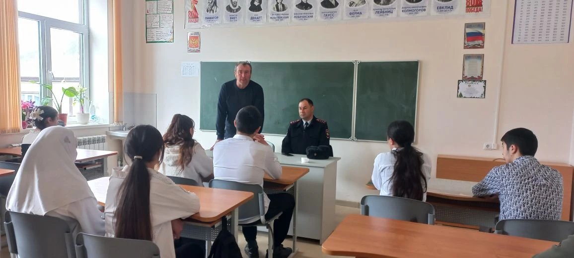 В МКОУ " Зрыхская СОШ им Героя России С.Сулейманова " совместно с сотрудником  МО МВД Р...