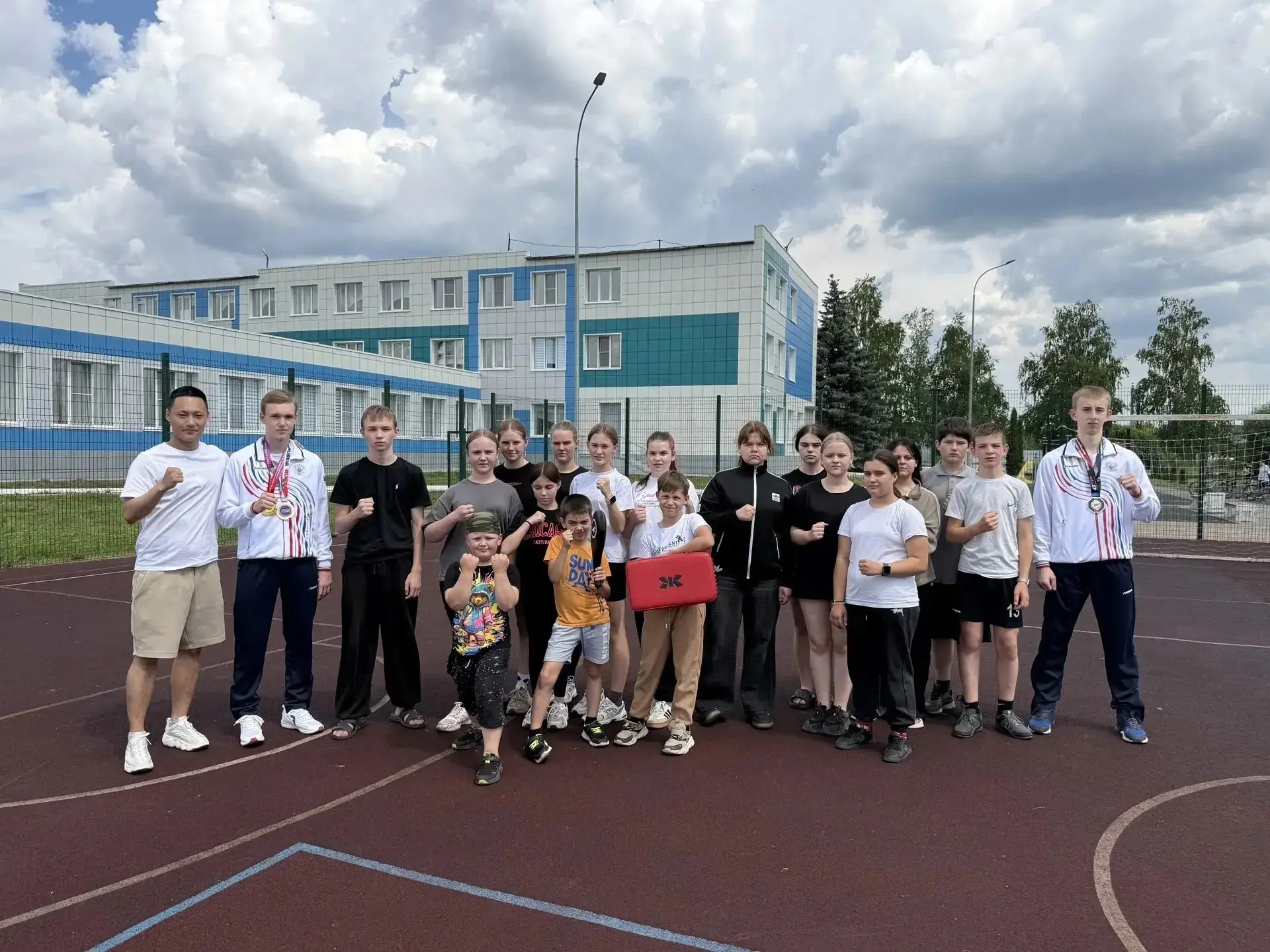 ‎День полезных и вдохновляющих встреч прошел в палаточном лагере "Фемида" средней школы...