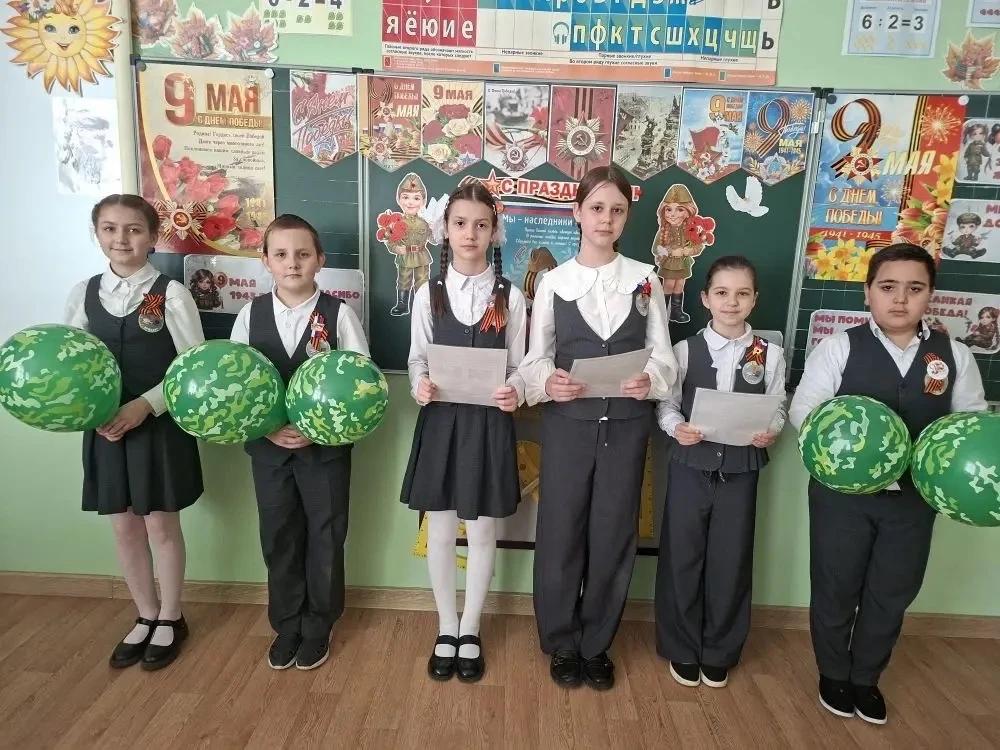 Сегодня в 4 «А» классе прошёл классный час, посвящённый Дню Великой Победы! 🎖️  Ребята погрузились в