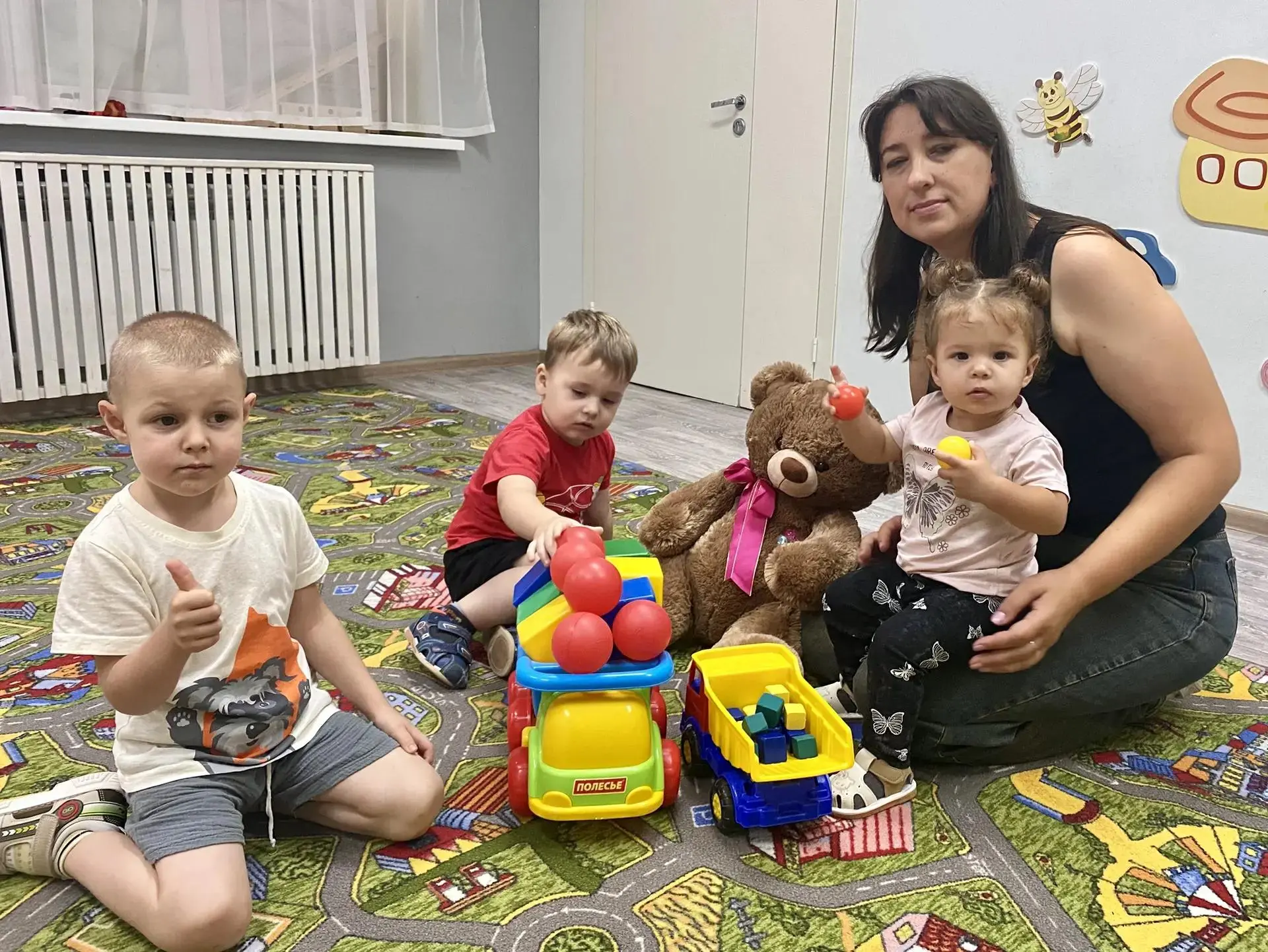 Сегодня у младших дошкольников в гостях был Мишка, которому очень нужна была помощь! На...