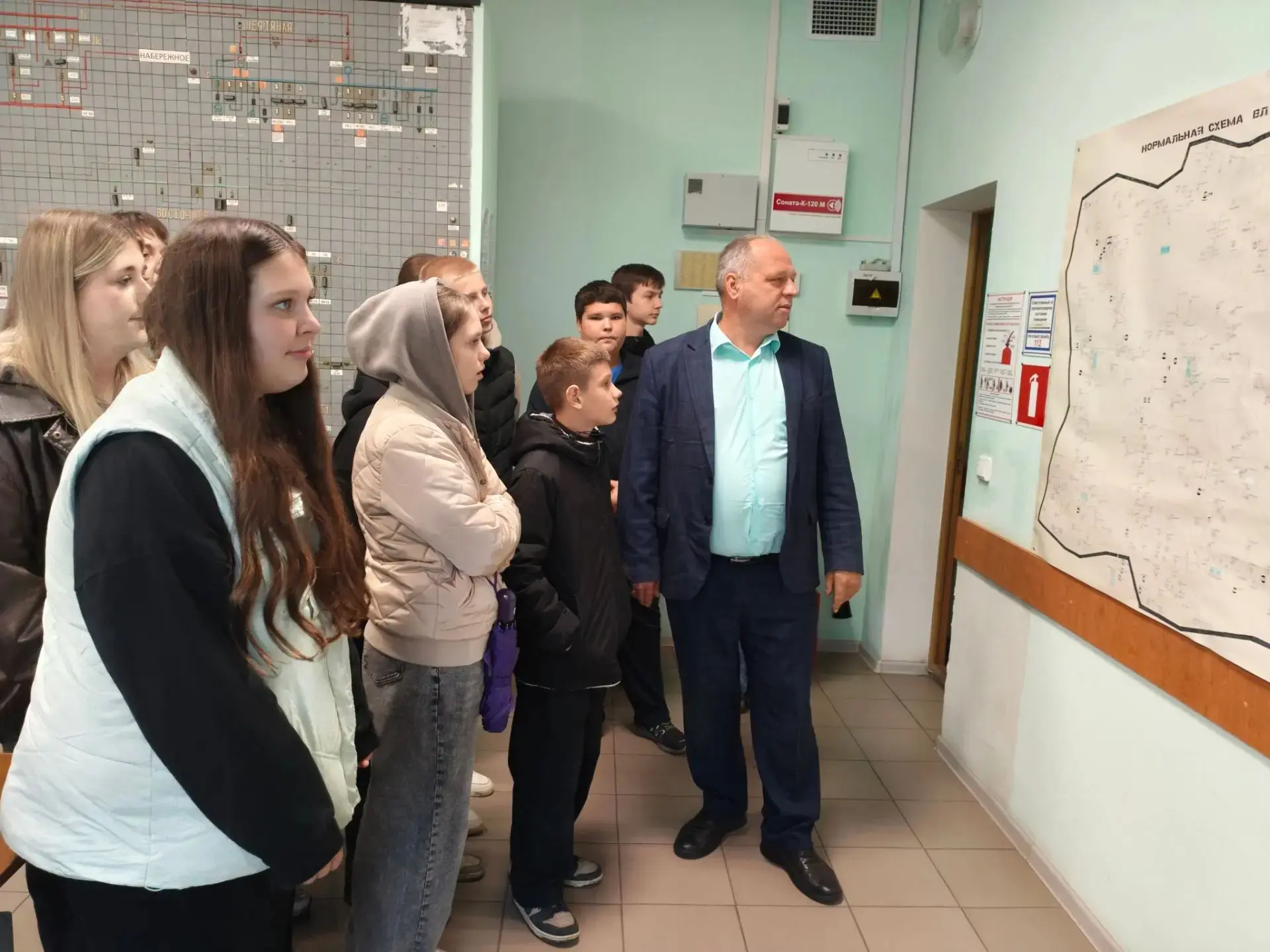 ⚡️ Профориентационная экскурсия в Касторенский РЭС: школьники увидели энергетику изнутри.