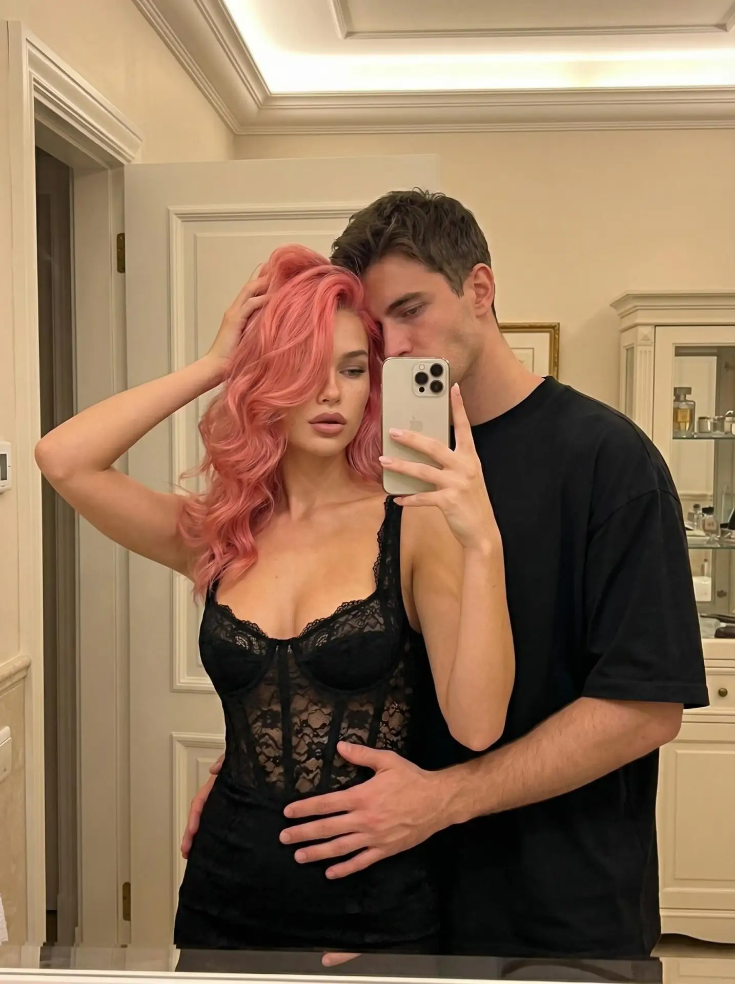🖼 Couple: a woman and a man standing