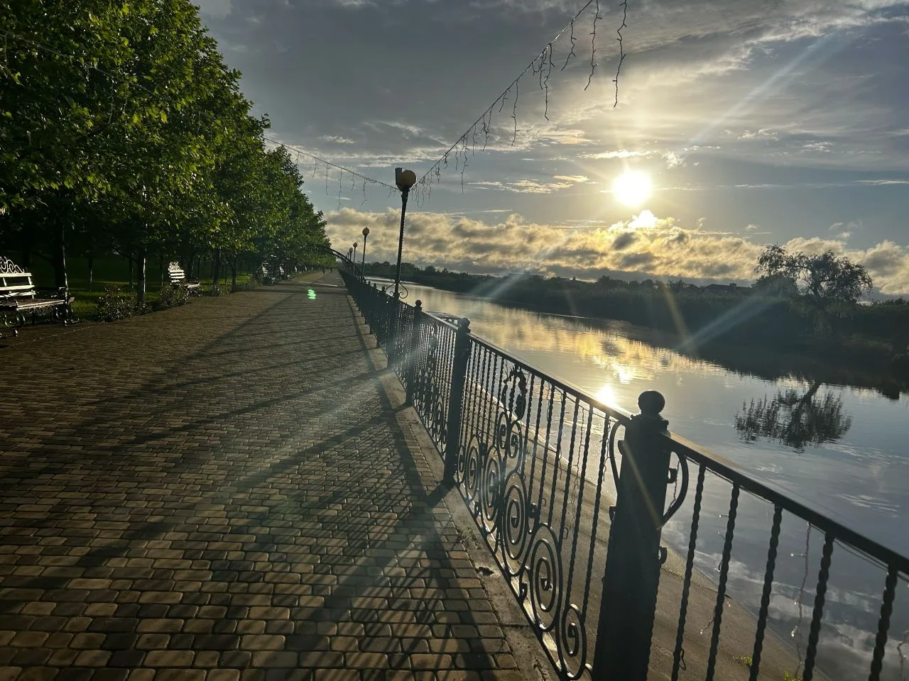 🌇 Вечерняя Белая Глина: наша красота в каждом кадре  Вот она, наша набережная — уютная, спокойная, с
