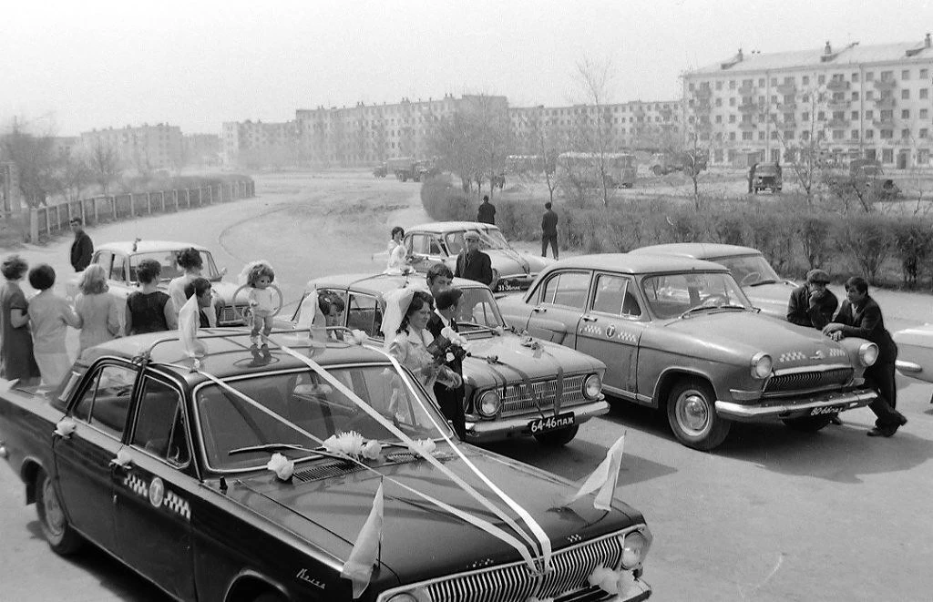 1970-е. Свадебный кортеж, ленты на «Волгах», родные и друзья рядом - тот самый день, ко...
