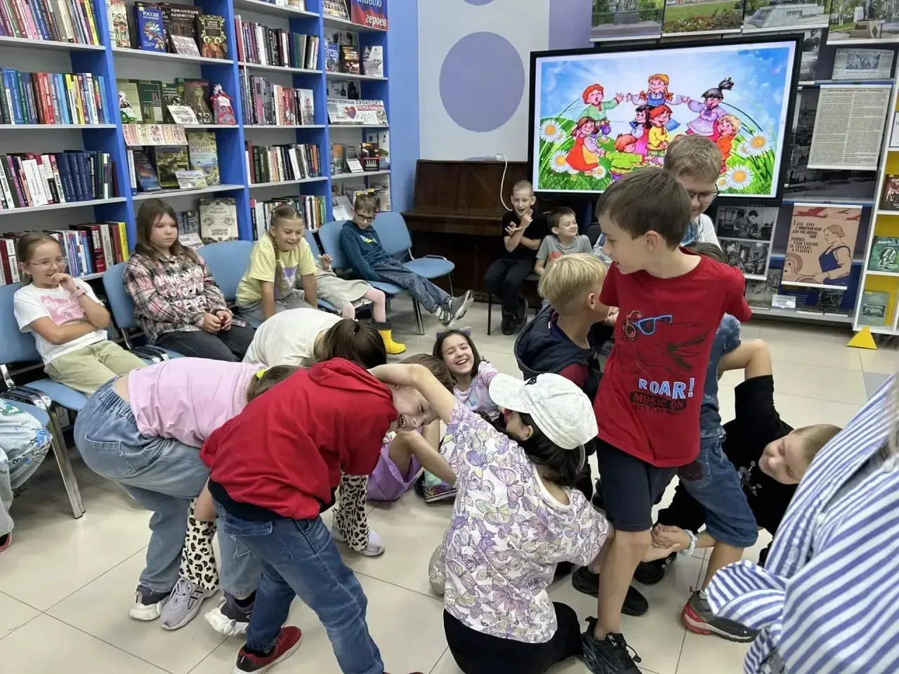 Сегодня воспитанники детского оздоровительного лагеря «Солнышко» побывали в Библиотеке №1.
Ребята не