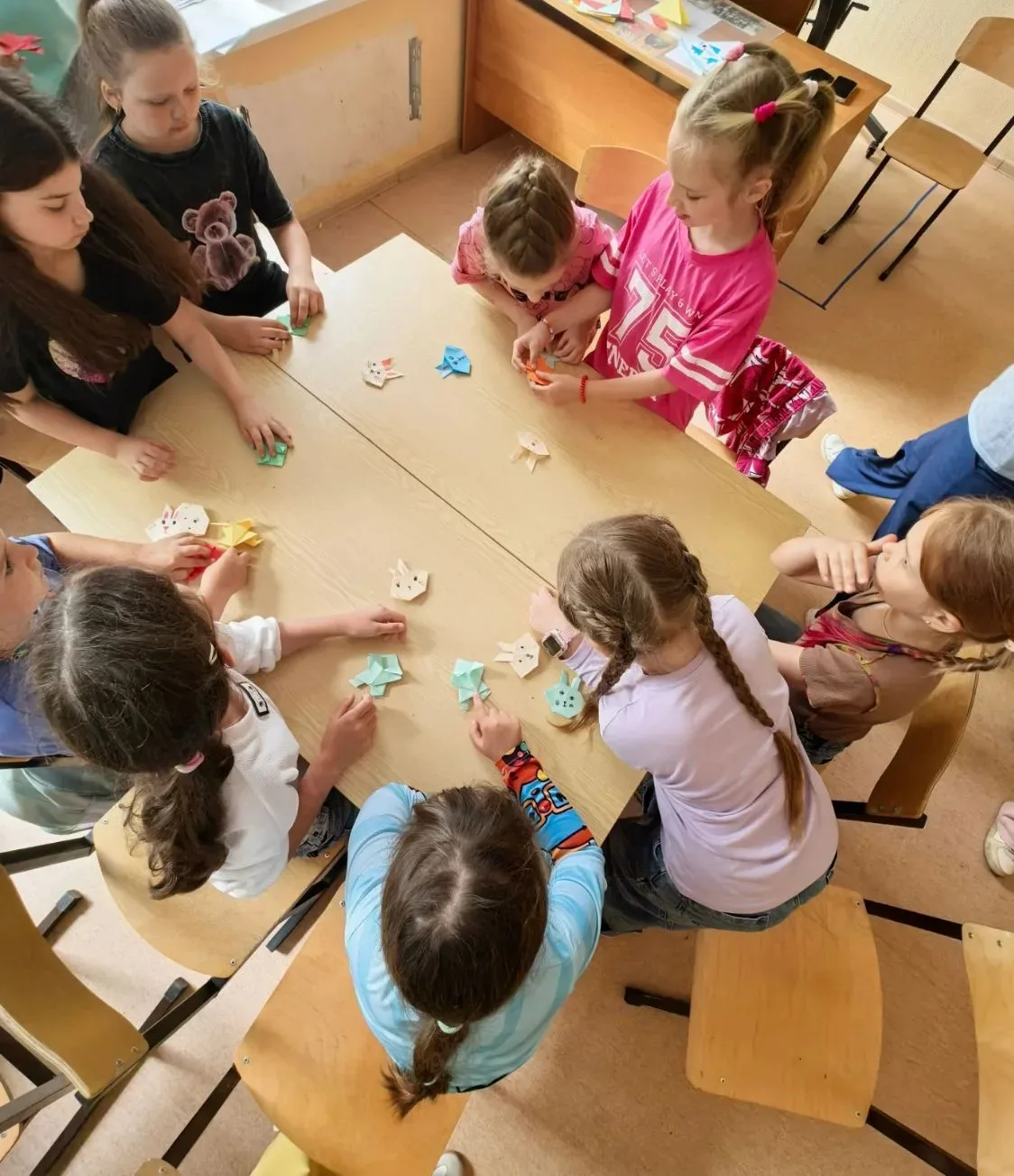 ☔️ Плохая погода — не повод для грусти в лагере «Улыбка»! ☔️

Солнце спряталось за тучами, а на улиц