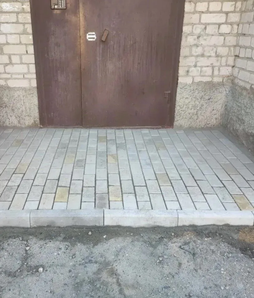Выполнены работы по укладке плитки д.46а ул. Нерехтская, следующий этап работ - покраска входных две
