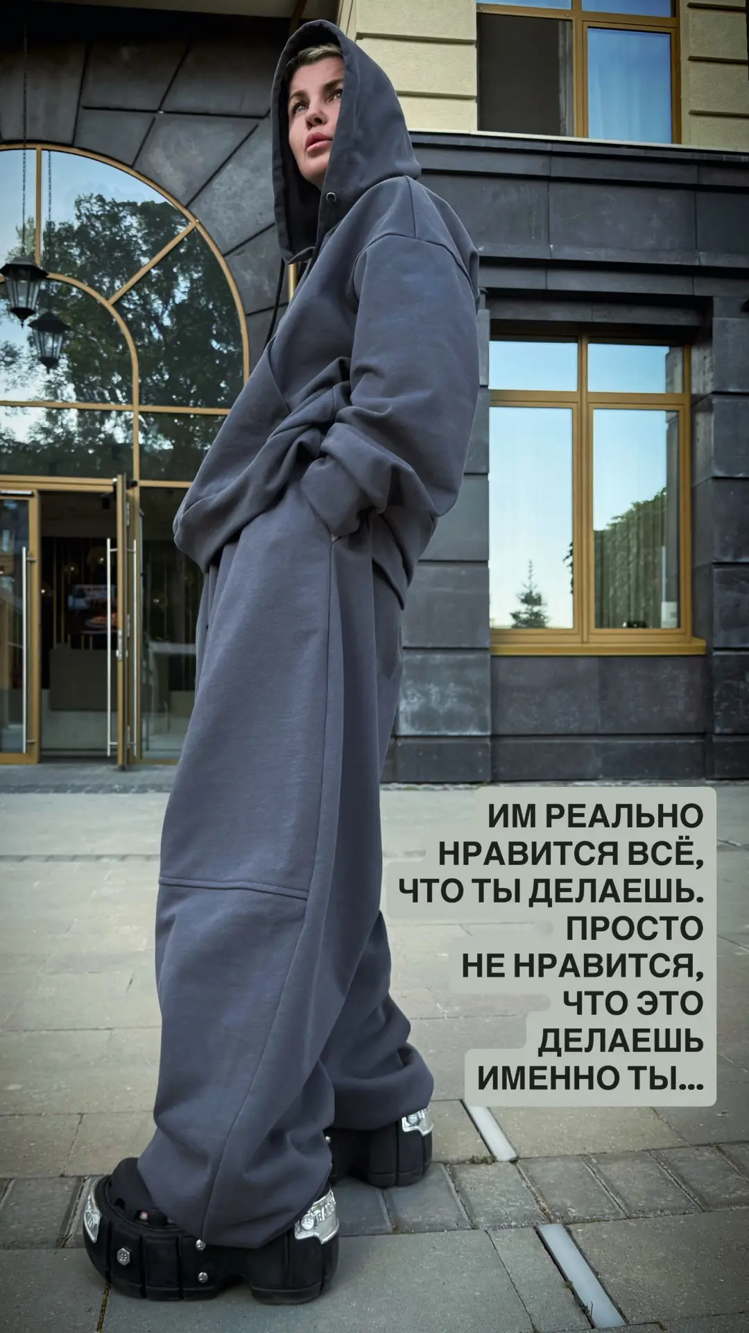 Костюм из тяжелого хлопка в стиле relaxed luxury.