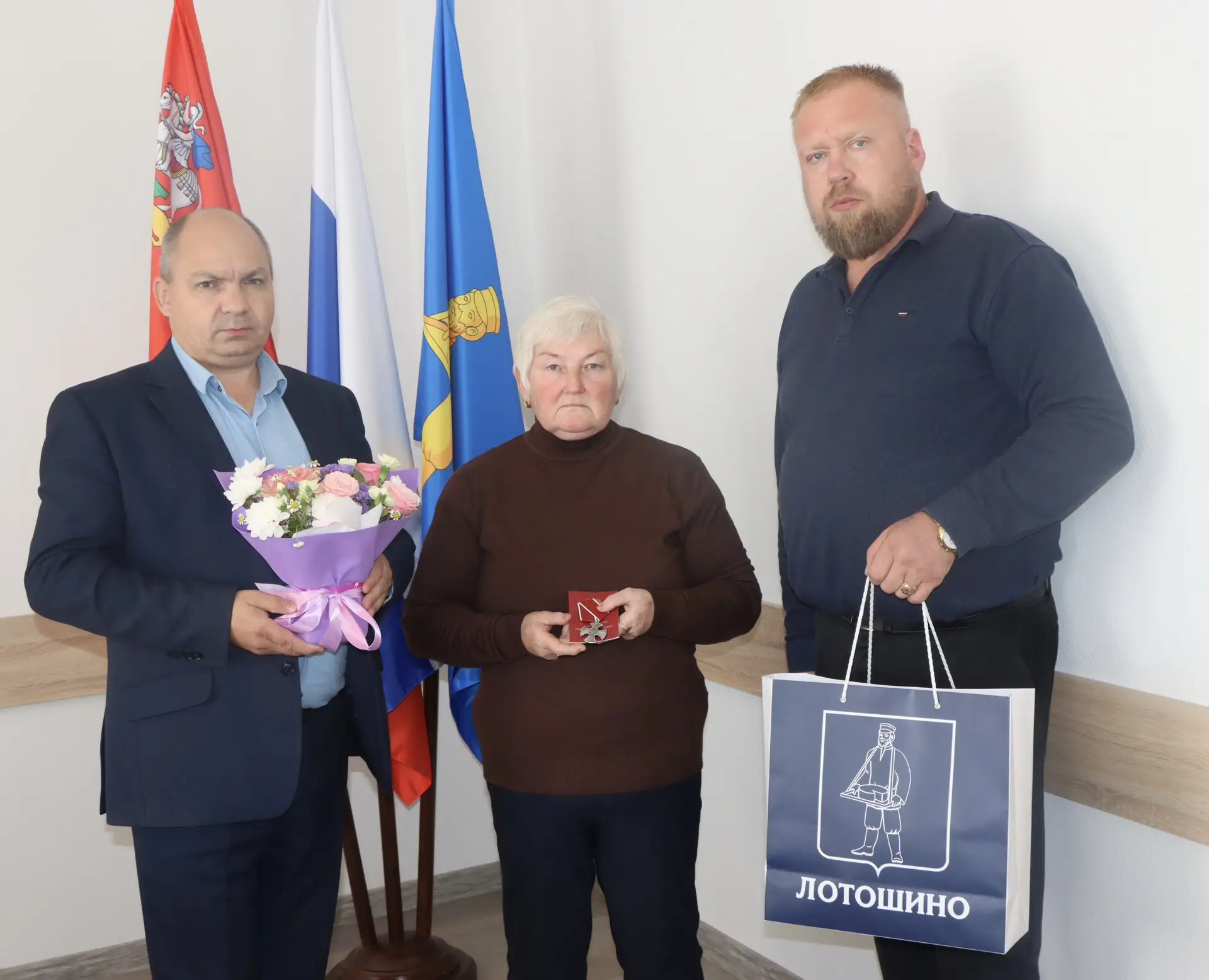 В муниципальном округе Лотошино маме погибшего участника СВО вручили Орден Мужества.