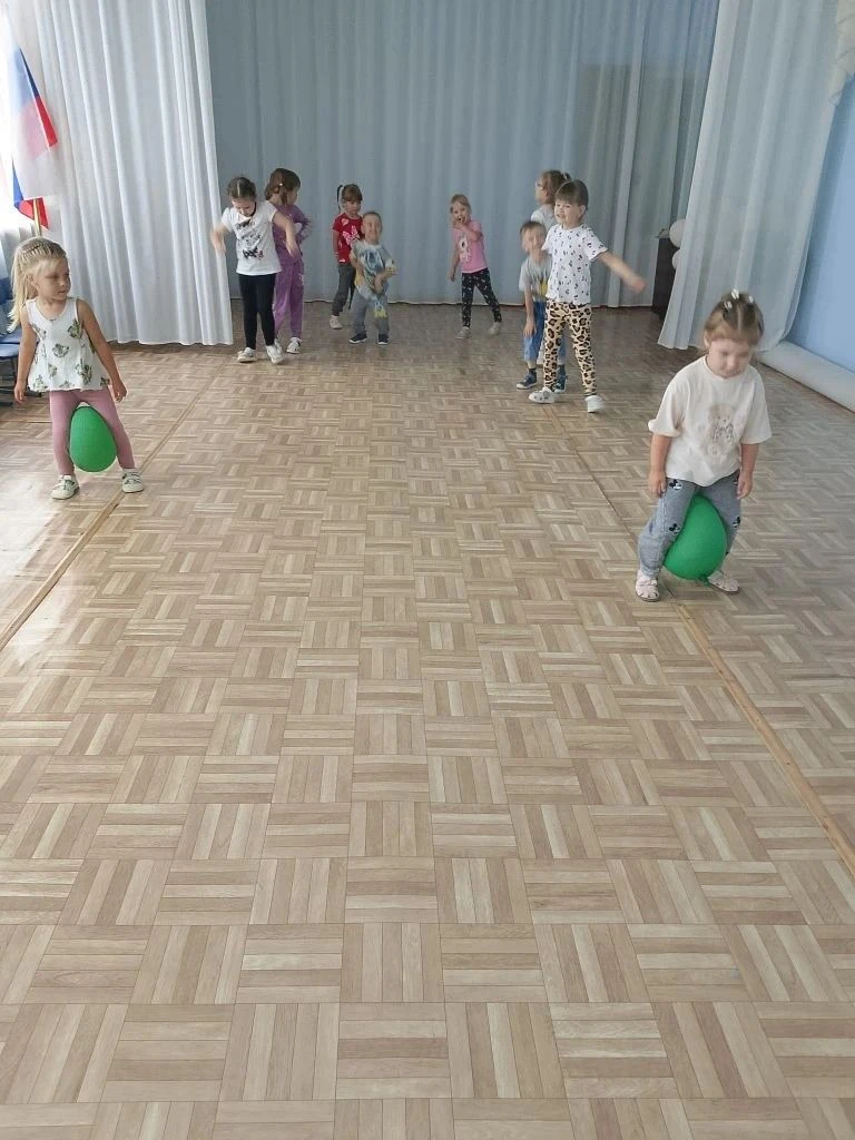 «День воздушных шаров» в ДОУ — это не официальный праздник с фиксированной датой, а весёлое тематиче