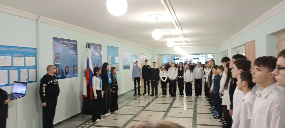 🇷🇺 Новая учебная неделя началась в лицее с традиционной церемонии поднятия флага Российской Федераци