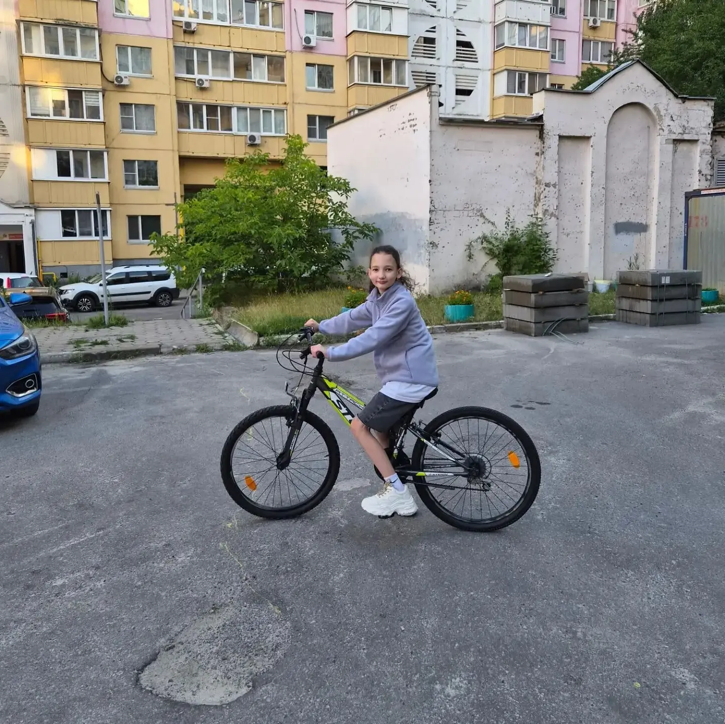 Как Кира проводит лето в городе

Лето в городе — это не скучно. Утро начинается с велосипеда. Когда 