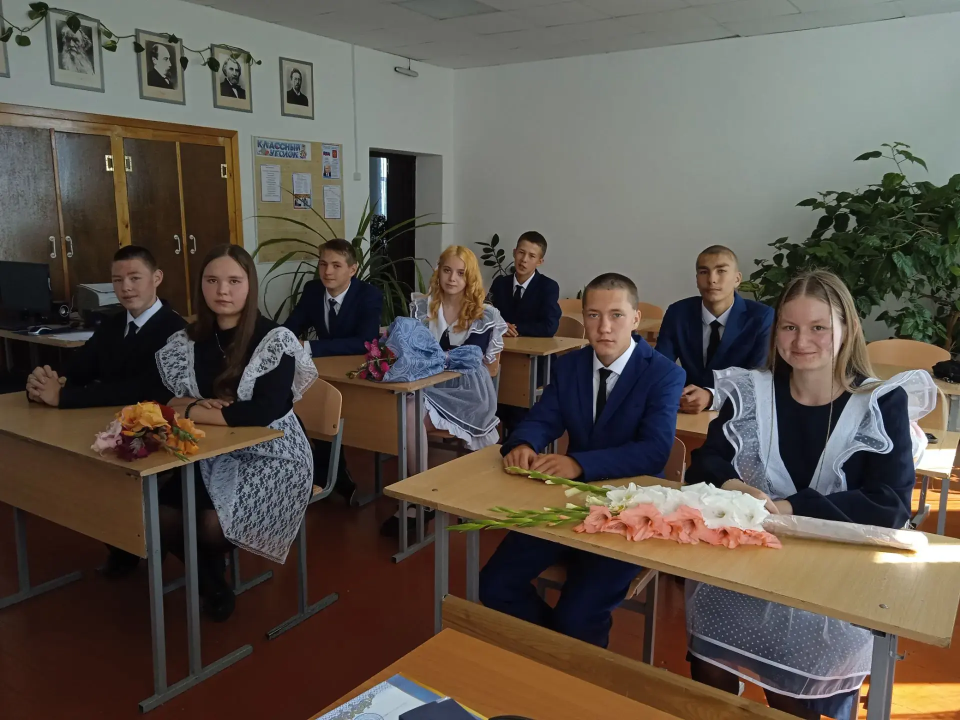 Сегодня в нашей школе прошла торжественная линейка , посвящённая Дню знаний. Она стала ...