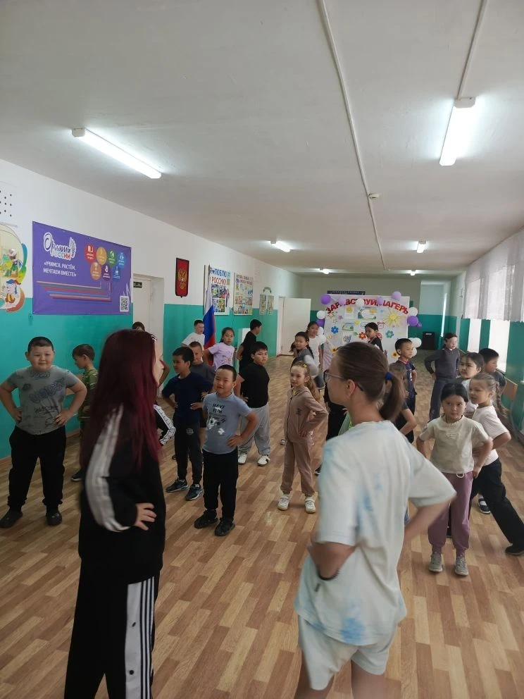 🌞Второй день пребывания детей в лагере "Солнышко", как и обычно начался с зарядки.