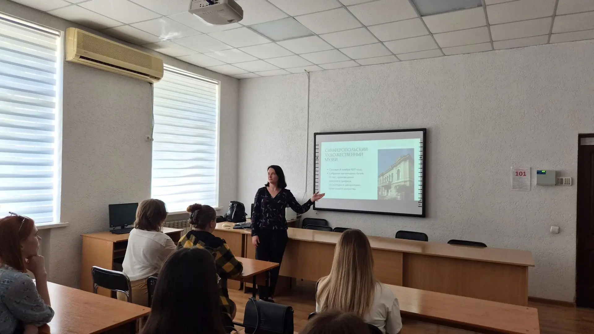 🏛В КУКИиТ прошла встреча обучающихся кафедры дизайна с заведующей отделом по научно-экспозиционной 