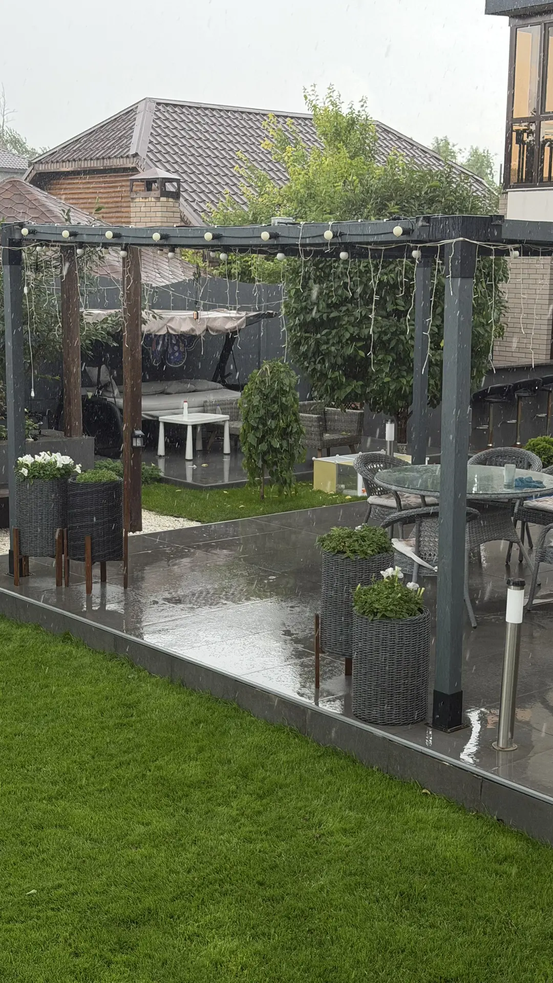 Погода у нас разбушевалась🌧️⚡️