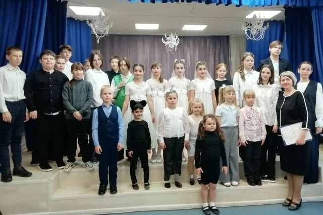 1 апреля в концертном зале ДШИ с успехом прошёл концерт «Весенние ансамбли». На сцене выступали наши