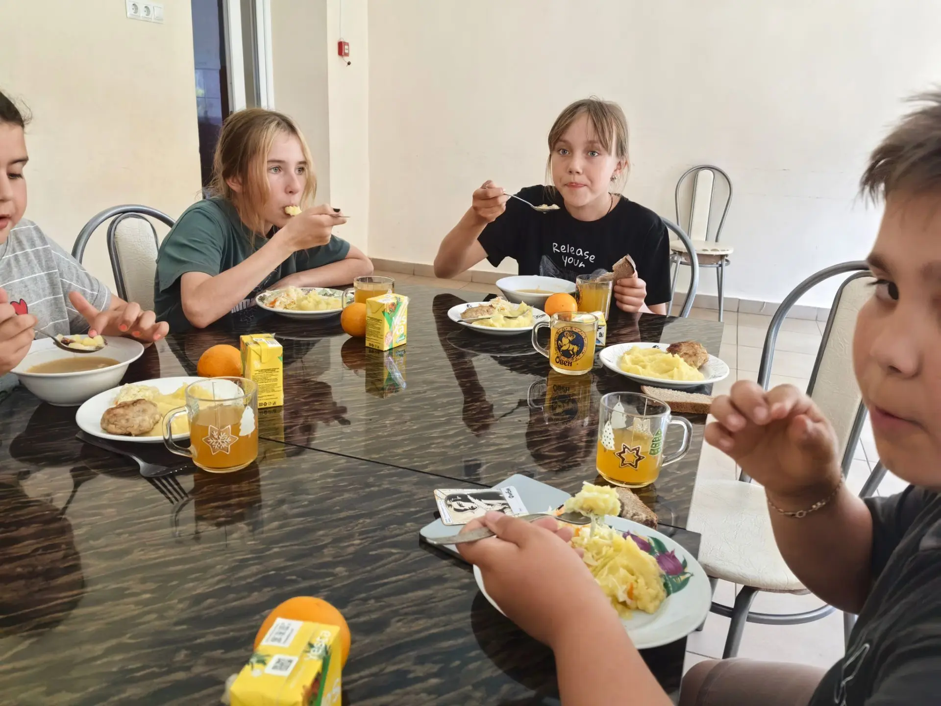 ☀️Солнечное утро в лагере «Родничок» начинается с вкусного и сытного завтрака, 🥞 а день продолжаетс