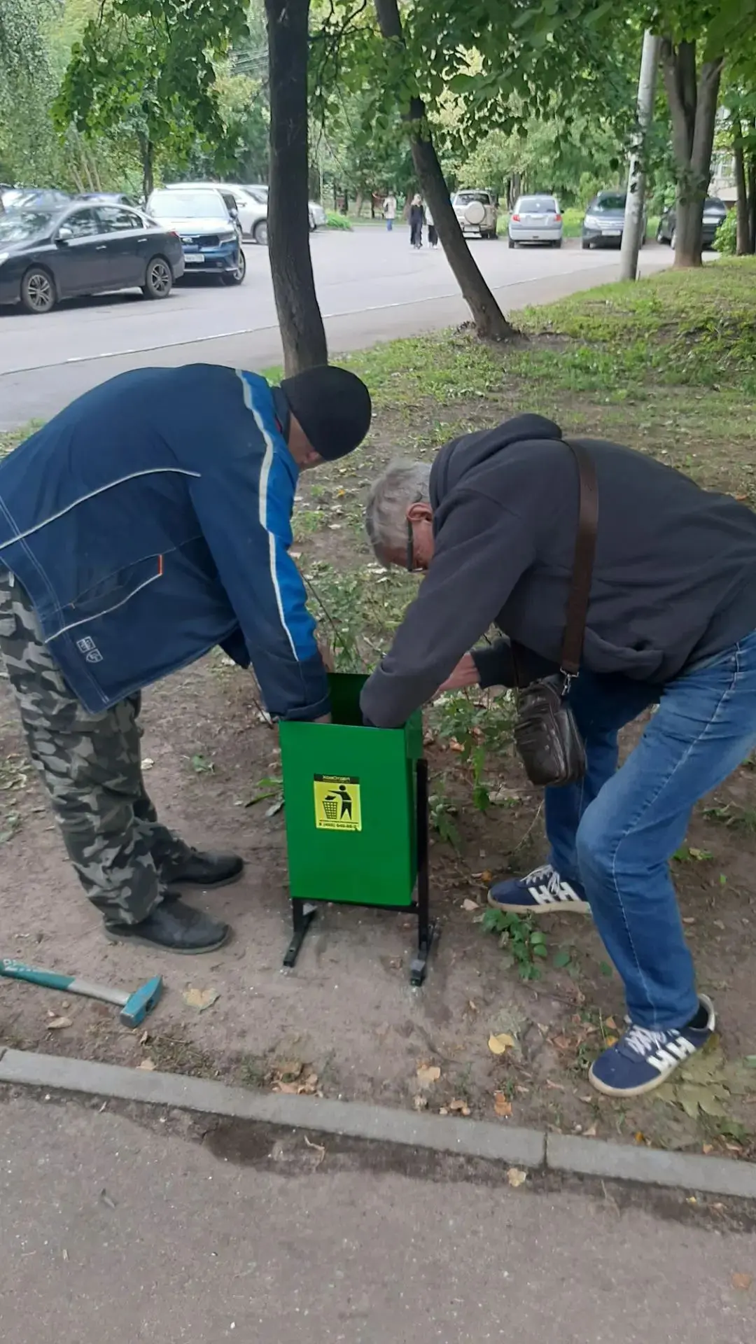 Установка урн на ул. Генерала Дементьева, 1, ул. Дружбы, 1.
