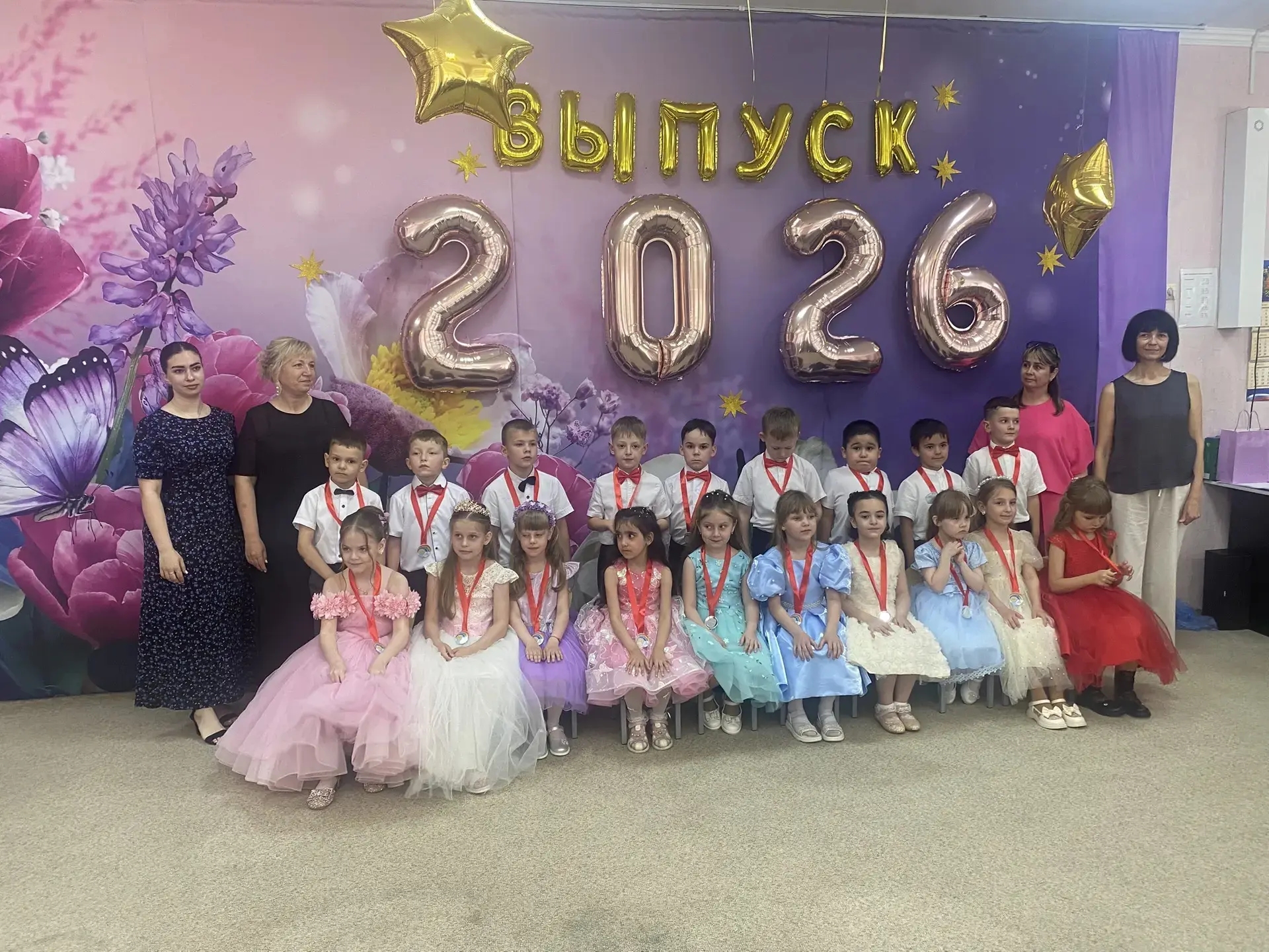 🎉 Звёздный выпускной бал в группе «Теремок»! 🎉

Сегодня наши маленькие звёздочки зажглись особенно