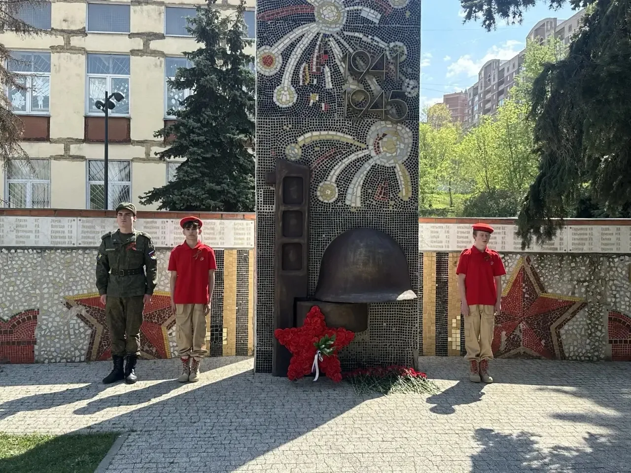 В эти дни, наполненные трепетным ожиданием Дня Победы, юнармейцы с гордостью заступают на Вахту Памя