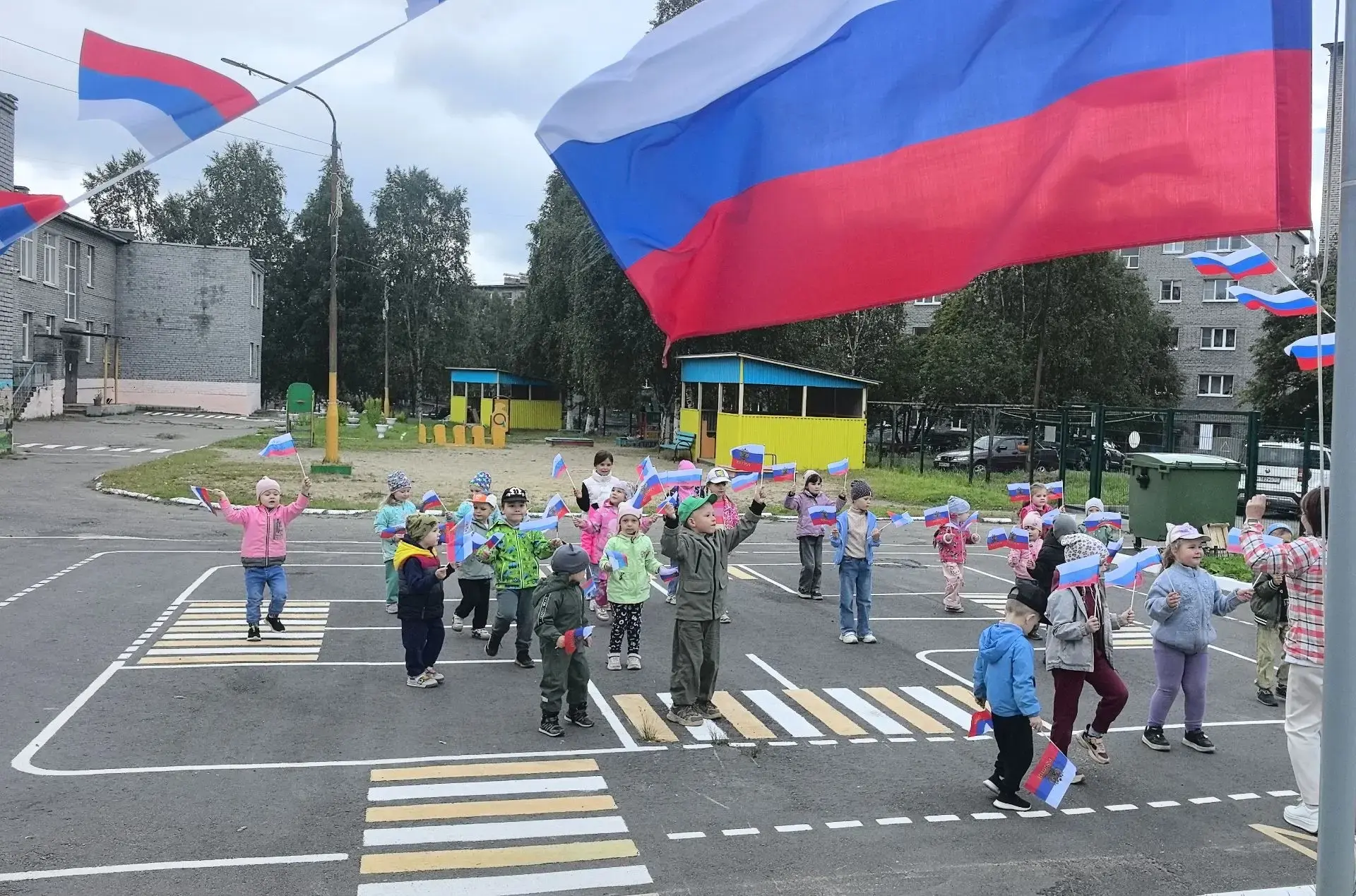 🇷🇺 Гордо реет триколор: как мы отметили День Государственного флага